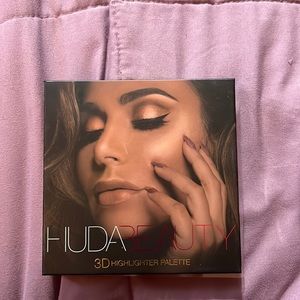 Huda Beauty 3D highlighter Palette